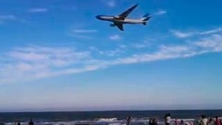 Vuelo rasante sobre el mar Un avión de Aerolíneas Argentinas sorprendió a turistas [upl. by Truk]