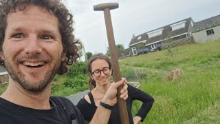 Moestuin beginnen op harde kleigrond met compost en houtsnippers [upl. by Arahsak]