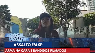 Arma na cara e bandidos filmados durante assalto  Brasil Urgente [upl. by Kerianne514]