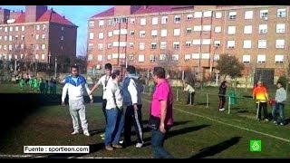 El padre de un jugador prebenjamín agrede brutalmente a un árbito de 16 años [upl. by Daryl111]