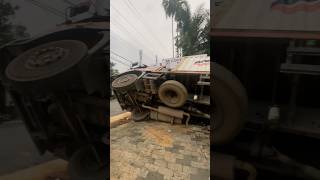 നിന്ന നിൽപ്പിൽ മറിഞ്ഞ ലോറി shortsfeed lorry vehicleaccident entertainment raodaccident [upl. by Rediah609]