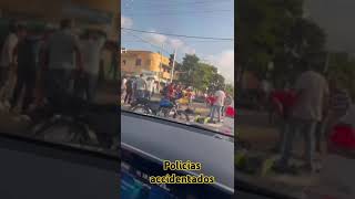 DOS PATRULLEROS DE LA POLICIA FUERON ARROLLADOS POR UN AUTO EN CALLE MURILLO BARRANQUILLA [upl. by Namor]