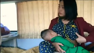 STORY WA MAMA MUDA CANTIK MENYUSUI ANAKNYA DI BUS [upl. by Ioj]