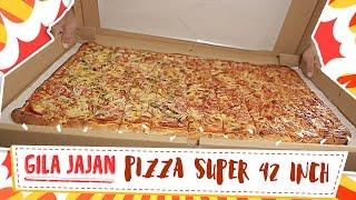 Indonesian Street Food PIZZA 42quot TERBESAR DI DUNIA LARGEST PIZZA IN THE WORLD 42quot  Gila Jajan 1 [upl. by Inoue]