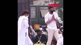 Shah Rukh Khan pays his last respect at Lata Mangeshkars funeral 😓  shorts shahrukhkhan [upl. by Strephon]