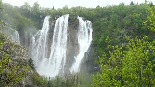 Wasserfälle im Regen Wasserfall Nationalpark Plitvicer Seen Plitvička jezera Plitvice Regen Kroatien [upl. by Idleman]