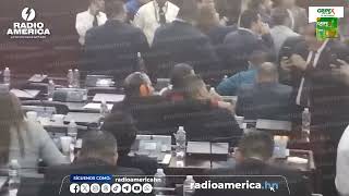 Sergio Castellanos llega al CN con orejeras para no escuchar las protestas de diputados opositores [upl. by Malorie]