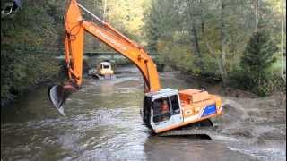 Fiat Hitachi FH200 LC3 digging gravel [upl. by Ainoyek]