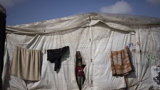 Leben unter freiem Himmel 100000 Menschen flüchten nach Rafah [upl. by Fitton]