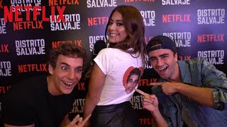 La fan en la premier de Distrito Salvaje  Netflix [upl. by Ancilin]