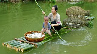 Single mother and baby  went to the stream to make a bamboo raft and caught a lot of big fish [upl. by Edgell]