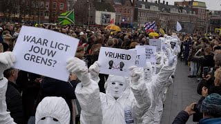 Miles de neerlandeses protestan en Ámsterdam contra las restricciones ligadas a la pandemia [upl. by Ytsirhk]