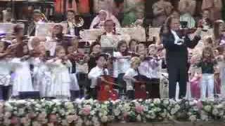 Andre Rieu Vrijthof Maastricht met violisten van de Kumulus muziekschool [upl. by Arinaj]