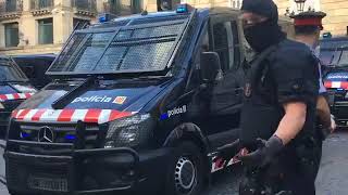 Directo Los Mossos desmontan la acampada independentista de plaza Sant Jaume [upl. by Anytsirhc975]