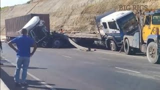 SEMI TRUCK CRASH WITH A FUSO LOWBOY LOADED WITH STEEL ON WILLIAMSFIELD HIGH WAY 2000 [upl. by Lemhar]