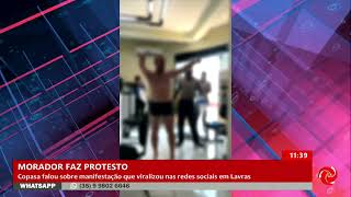 Morador protesta e toma banho na Copasa em Lavras [upl. by Nnylharas]