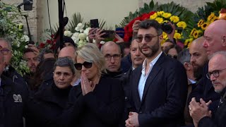 Funerali Costanzo luscita del feretro sulle note del talk show la commozione di Maria De Filippi [upl. by Aneeuq160]