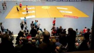 Evakuierung nach Alarm beim Handballspiel [upl. by Ordnazil]