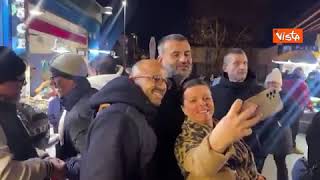 Sorpresa al mercato del pesce di Bari cè il sindaco Decaro che fa la spesa di Natale [upl. by Rajiv546]