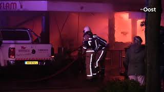 Twee woningen ontruimd bij grote brand Tubbergen nablussen duurt nog uren [upl. by Llerdnod]