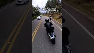 Así se adelanta a un biker con novia [upl. by Llenoil]