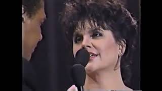 Linda Ronstadt Aaron Neville Dont Know Much live 1990 [upl. by Fryd]