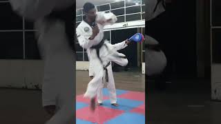 Chute giratório no ar taekwondo [upl. by Quartus]