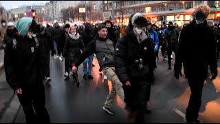 Fußtritt gegen Pressefreiheit FPÖDemo gegen Impfzwang Wien 11122021 [upl. by Wernsman]