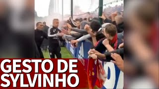 El tribunero gesto del ex del Barcelona Sylvinho antes del derbi  Diario AS [upl. by Everara]