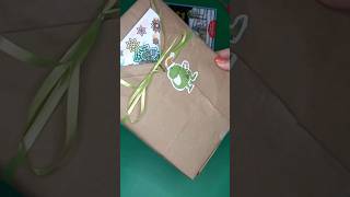 Como envolver un regalo reutilizando una bolsa de papel [upl. by Crispen]