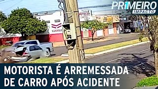 Motorista é arremessada do veículo pelo portamalas após forte colisão  Primeiro Impacto 010623 [upl. by Nevin]