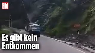 Lkw werden von Felsen zermalmt [upl. by Krause]