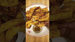 Aalu ki Pakode 😋 shorts Ameerahs kitchen ytshorts food teatimesnacks [upl. by Xanthus169]