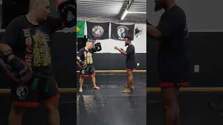 Chute Giratório no kickboxing Oss shorts kickboxing boxing lutas artesmarciais viral [upl. by Akcinehs123]