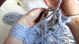 Foulard tricoté avec les mains tutoriel Tutorial on how to make a scarf without needles Arm Knit [upl. by Anniala]