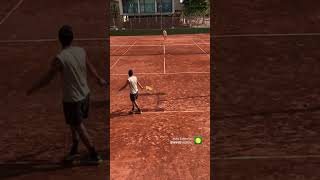 🎾 Casi golpeo a mi amigo 🤣 Jugada de Tenis en Español shorts [upl. by Quick375]