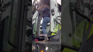 UNE AGRICULTRICE DECHAUME DANS UN TRACTEUR CLAAS  agriculturetracteurs🚜fendtagricultrices [upl. by Matthei]