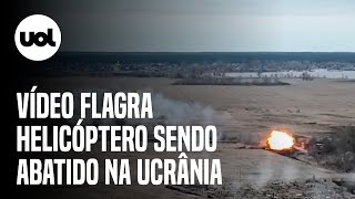 Guerra na Ucrânia vídeo flagra míssil atingindo helicóptero russo que explode [upl. by Beichner]