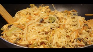 CHICKENTHAI CHICKEN WITH RICE NOODLES RECIPE CHERYLS HOME COOKING EPISODE 408 [upl. by Nailimixam811]