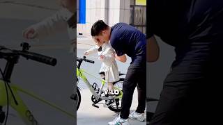 Le père offre un vélo à sa fille 🥰 [upl. by Yemrej]