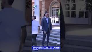 El polémico saludo de Carvajal a Pedro Sánchez [upl. by Conger]