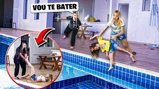 JOGUEI A IRMÃZINHA DE 3 ANOS DA LARISSA NA PISCINA E ELA ME BATEU [upl. by Neelhtak335]