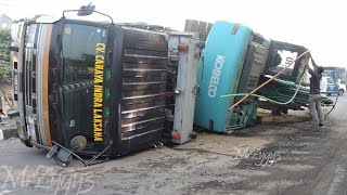 Excavator Accident Kobelco SK200 Fuso Self Loader Truck Heavy Recovery [upl. by Lachance]