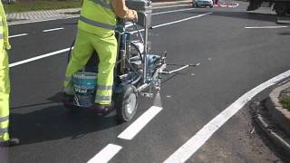 Traccialinee Graco LineLazer V 250SPS con operatore a bordo – Le Sas [upl. by Nnyleuqcaj]