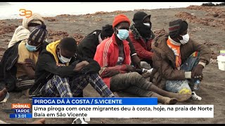 Uma piroga com onze migrantes deu à costa hoje na praia de Norte Baía em São Vicente [upl. by Farrel]