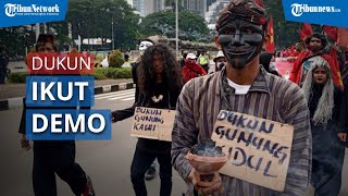 Sejumlah quotDukunquot Ikut Demo UU Cipta Kerja Serukan quotRIP Demokrasi Indonesia Omnibus Law UU Goibquot [upl. by Akeyla]