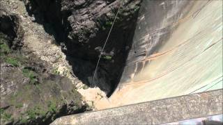 220 Meter Bungee Sprung Verzasca Staudamm Schweiz  29052011 [upl. by Yenttirb590]