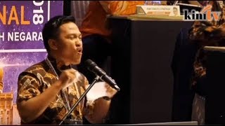 Pemuda AMANAH koyak kertas gambarkan kekecewaan rakyat [upl. by Sinoda]