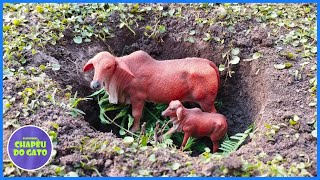 Fazenda de Brinquedo A VACA ZEBU CAIU DENTRO DO BURACO COM O BEZERRO [upl. by Garrik]