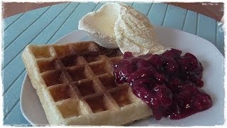 Lockere BELGISCHE WAFFELN mit heißen Kirschen  Hefeteig [upl. by Odab]